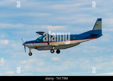 Motore unico plain volare nel cielo, British Columbia, Canada Foto Stock