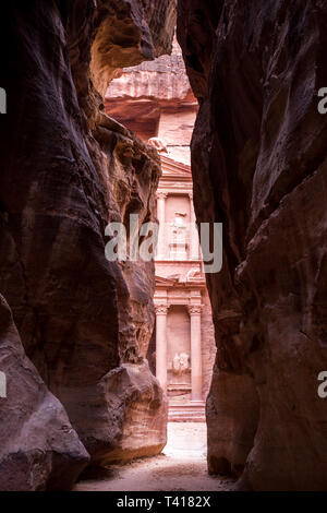 Vista del Tesoro attraverso una stretta gola, Petra, Giordania Foto Stock