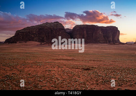 Il paesaggio del deserto al tramonto, Wadi Rum, Giordania Foto Stock