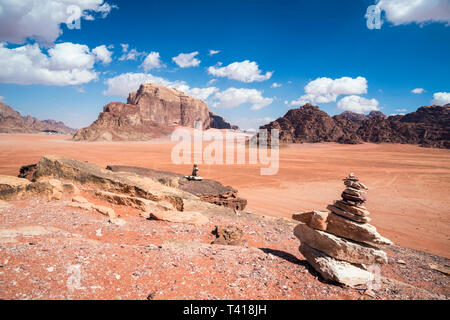 Stone Cairns sulla montagna, Wadi Rum, Giordania Foto Stock