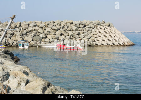 Imbarcazioni presso il piccolo porto di Limassol, Cipro. Foto Stock