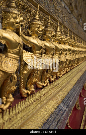 Le decorazioni esterne dell'ubosot, l'edificio principale di Wat Phra Kaew in Thailandia. Profondità di campo. Foto Stock