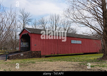 Perkasie, PA - Aprile 7, 2019: lo storico ponte coperto costruito originariamente nel corso piacevole Spring Creek nel 1832 e si trasferì nel 1958 al Parco Lenape dal Perk Foto Stock