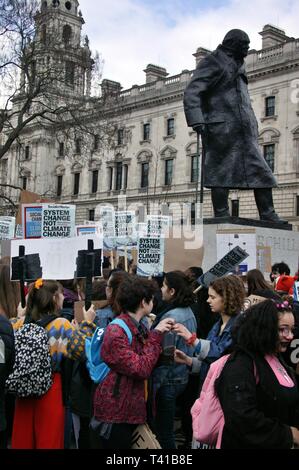 Londra, Regno Unito. Il 12 aprile 2019, il terzo studenti4Clima sciopero presso la piazza del Parlamento nel centro di Londra. © Martin Foskett/Knelstrom Ltd Foto Stock