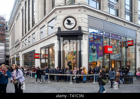 Londra - 15 febbraio 2019: La coda presso il negozio Lego a Londra. Leicester Square Foto Stock