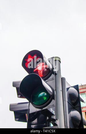 Famoso Ampelmännchen attraversamento pedonale simboli sul semaforo a Berlino Germania Foto Stock