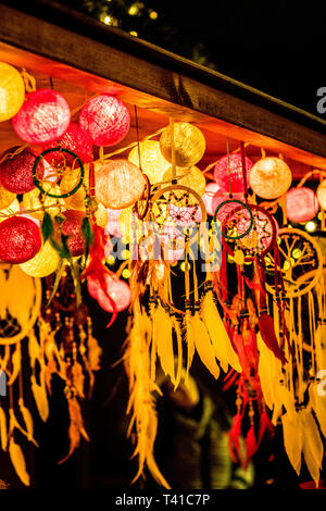 Baubles e decorazioni di Natale a Berlino Mercatini di Natale Foto Stock