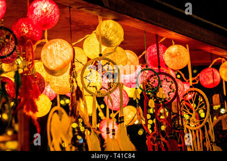 Baubles e decorazioni di Natale a Berlino Mercatini di Natale Foto Stock