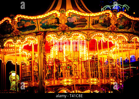 Dettaglio della giostra illuminata di notte a Berlino Mercatini di Natale Foto Stock
