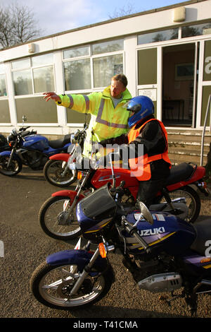 Motociclo istruttore CBT di insegnamento (obbligatoria la formazione di base) 11/12/2004 Foto Stock