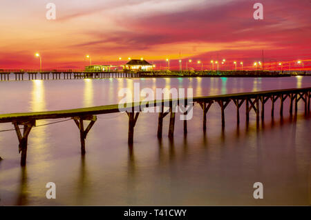 Alabama Fairhope City Pier Mobile Bay tramonto, scenico acqua sera crepuscolo, Foto Stock