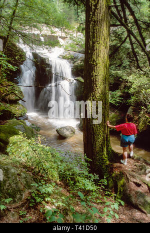 Alabama Phil Campbell Dismals Canyon Rainbow Falls Chickasaw Indian Ritual Grounds Visitor AL079, Visitors Travel tour turismo landma Foto Stock