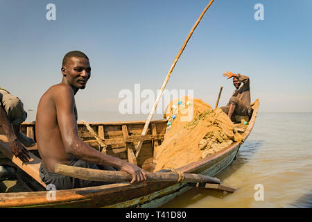 Vicino a Kisumu, Kenya - Marzo 8, 2019 - i pescatori in una costa del lago Victoria Foto Stock