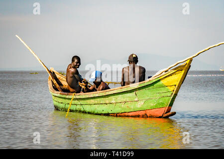 Vicino a Kisumu, Kenya - Marzo 8, 2019 - i pescatori in una costa del lago Victoria Foto Stock