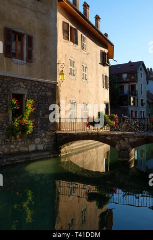 Francia, Auvergne-Rhône-Alpes, Annecy. Dipinte in colori pastello case si trova accanto al fiume Thiou in esecuzione attraverso la pittoresca città di Annecy - spesso Foto Stock