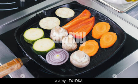 Riscaldamento dei funghi e verdure in padella senza olio Foto Stock