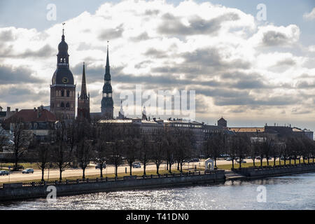 Skyline di Riga, Lettonia durante una giornata d'estate Foto Stock