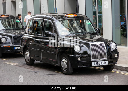 Londra - luglio 2, 2015: fila di Londra Taxi allineati lungo il marciapiede. L'iconico black cabs sono un simbolo della città e una delle principali attrazioni in themse Foto Stock