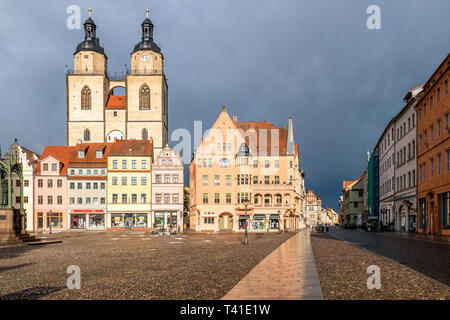 WITTENBERG, Germania - 26 Aprile 2018: vista sulla piazza del mercato con il municipio e Stadtkirche Wittenberg in Lutherstadt Wittenberg città, Saxny-Anhal Foto Stock