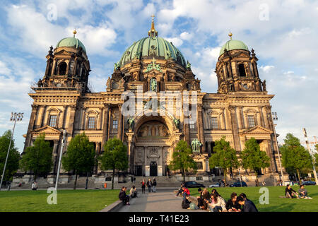 Berlino, Germania - Apr 27, 2018: facciata anteriore vista sul Berliner Dom nel centro città di Berlino, Germania. Foto Stock