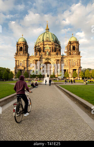 Berlino, Germania - Apr 27, 2018: facciata anteriore vista sul Berliner Dom nel centro città di Berlino, Germania. Foto Stock