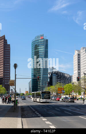 Berlino, Germania - Apr 28, 2018: vista da Leipziger Strasse sul moderno ed alto a Potsdamer Platz di Berlino. Foto Stock