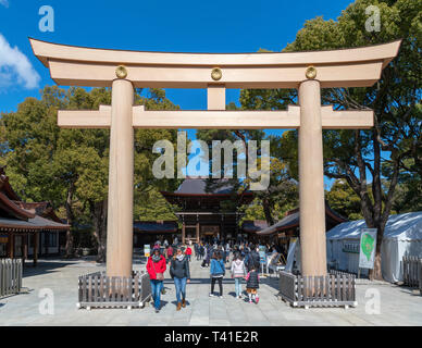 Torii porta d'ingresso al Tempio di Meiji (Meiji-jingu), Tokyo, Giappone Foto Stock