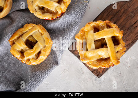 Piccole torte di mele sul tavolo, vista dall'alto Foto Stock