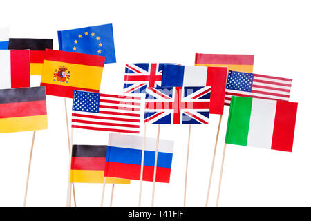 Piccole bandiere di carta di America e Unione europea gli Stati membri, isolato su bianco Foto Stock