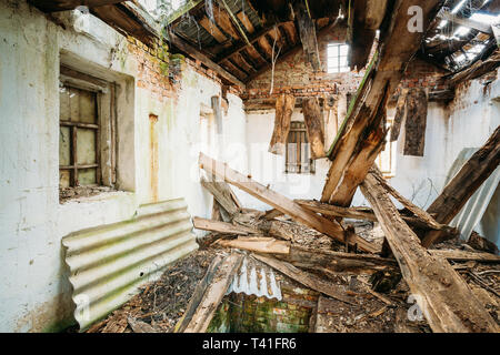 La Bielorussia. Interno della rovina abbandonato casa di campagna privata con tetto scavata nella zona di evacuazione dopo il disastro di Chernobyl. Le conseguenze terribili di Nucl Foto Stock