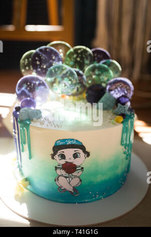 Torta decorata con sfere di caramelle per i bambini il compleanno. Foto Stock