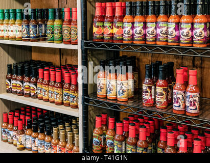 Una varietà di salse piccanti in un negozio di specialità, Helen, Georgia, Stati Uniti d'America. Foto Stock