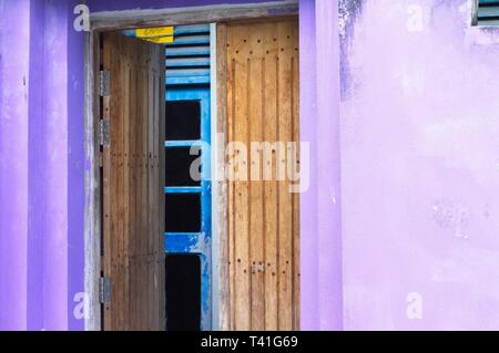 Ingresso di una casa viola con una porta di legno (Ari Atoll, Maldive) Foto Stock