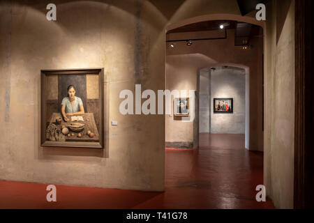 Molti dei dipinti visto durante la mostra. L'Accademia di Belle Arti (TIAC) di Firenze ha organizzato la mostra al di là Language-Contemporary realismo cinese che mette in mostra il meglio della pittura contemporanea a livello europeo il Museo di Arte Moderna (MEAM) a Barcellona. Foto Stock