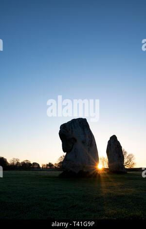 Avebury Stone Circle in primavera a sunrise. Avebury, Wiltshire, Inghilterra. Silhouette Foto Stock