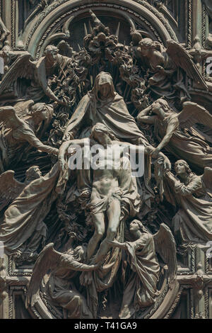 Milano, Italyю Dettaglio della facciata del Duomo di Milano o il Duomo di Milano è la Chiesa Cattedrale di Milano, Italia. Cristo crocifisso. Foto Stock