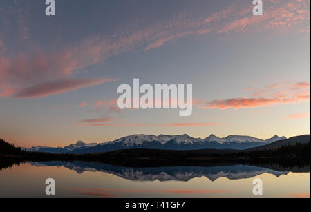 Indian Crinale e picco di Whistler dal Lago Piramide di Jasper, Alberta, Canada Foto Stock