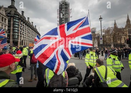 Pro-Brexit manifestanti chiedendo loro il 'giallo gilet UK " movimento attendere per il veterano dell'esercito 'Rolling Thunder' bikers in Westminster, Londra, Regno Unito Foto Stock