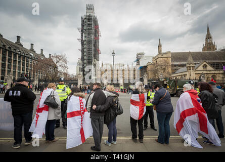 Pro-Brexit manifestanti chiedendo loro il 'giallo gilet UK " movimento attendere per il veterano dell'esercito 'Rolling Thunder' bikers in Westminster, Londra, Regno Unito Foto Stock