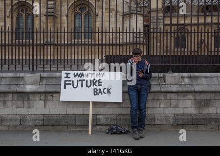 Gli studenti prendono parte al terzo sciopero della gioventù 4 proteste del clima. Westminster, Londra, Regno Unito. Foto Stock