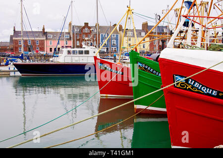 Tre barche da pesca, il Ubique. The Queensberry e la calendula, ormeggiata nel porto di Arbroath, Angus, Scozia. Foto Stock