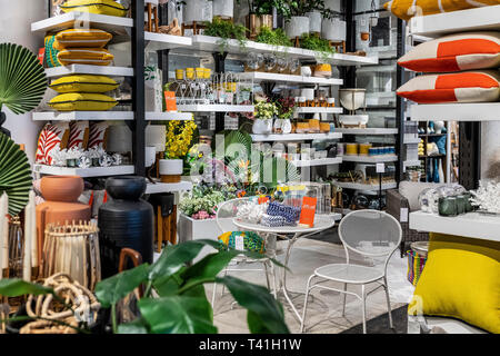 Display del prodotto in un West Elm home decor store. Foto Stock