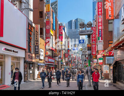Centro di Shibuya-gai, occupato il cibo e lo shopping street nel quartiere Shibuya di Tokyo, Giappone Foto Stock