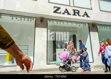 Valencia gente che fa shopping fuori dal negozio Zara Spagna Europa via Zara insegna negozio Vista strada Valencia Spagna Europa uomo che spinge Pram Foto Stock