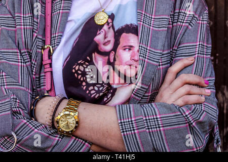 Triangolo d'amore, dettaglio moda della T-shirt donna, stile di vita di strada Valencia Spagna Foto Stock