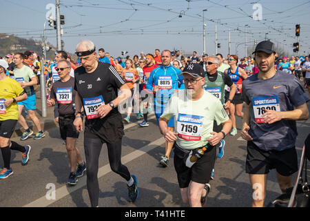 Praga, Repubblica Ceca - 6 Aprile 2019: atleti che partecipano al Sportisimo Praga Mezza Maratona Foto Stock