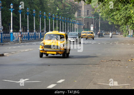 Vintage Yellow taxi sulle strade di Calcutta, in India Foto Stock