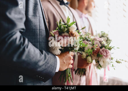 Il govern detiene elegante bouquet nozze nelle sue mani Foto Stock