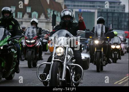 Londra, Regno Unito. Il 12 aprile 2019, migliaia di moto da acroos il paese e decend su piazza del Parlamento in una mostra di sostegno per il soldato F. © Martin Foskett/Knelstrom Ltd Foto Stock