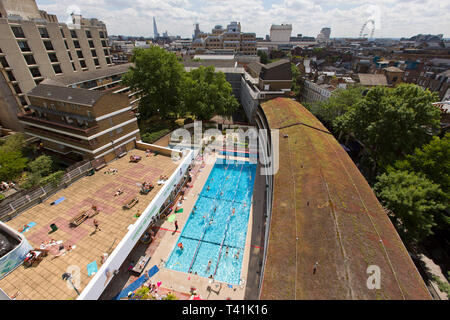 Nuotatori godetevi il sole presso la piscina all'aperto nel centro di Londra il 17 luglio, 2014. Foto Stock